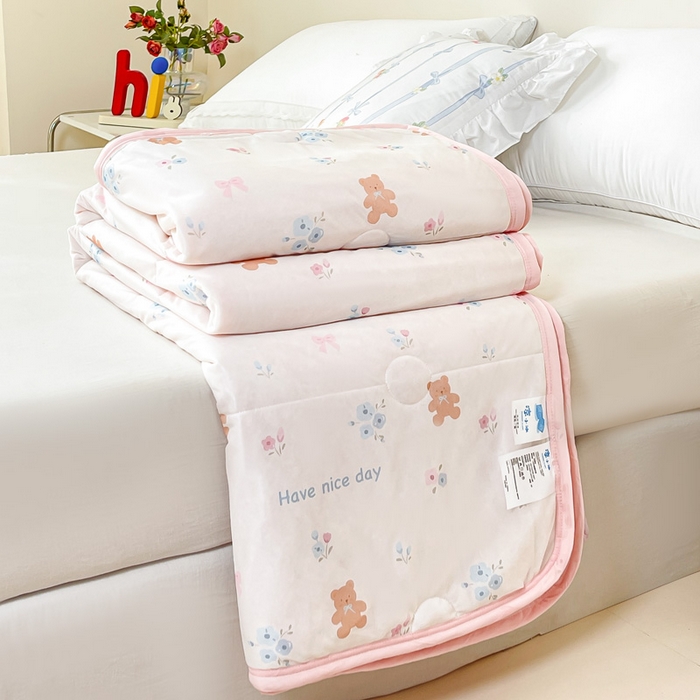 91家纺网 家纺一手货源 找家纺 悦织湾家纺 冰丝冰激凌夏被2026新款凉感丝冻冻印花冰淇淋绗绣包边夏凉被轻奢空调被     小熊碎花-米色