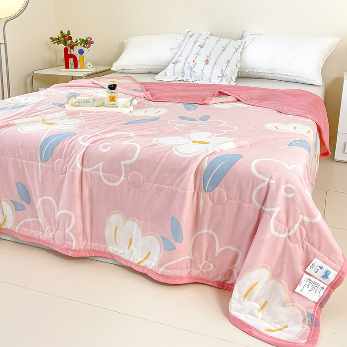 91家纺网 家纺一手货源 找家纺 悦织湾家纺 冰丝冰激凌夏被2026新款凉感丝冻冻印花冰淇淋绗绣包边夏凉被轻奢空调被     一只莲-粉