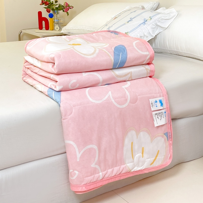 91家纺网 家纺一手货源 找家纺 悦织湾家纺 冰丝冰激凌夏被2026新款凉感丝冻冻印花冰淇淋绗绣包边夏凉被轻奢空调被     一只莲-粉