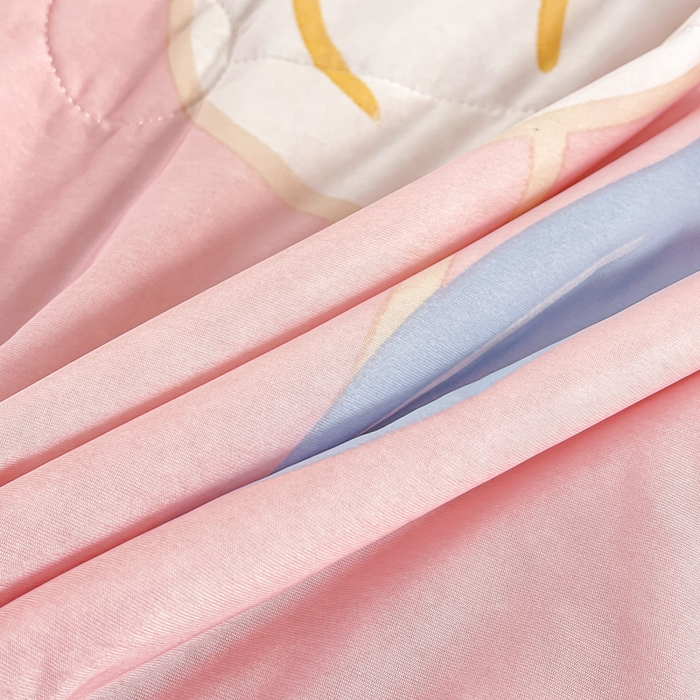 91家纺网 家纺一手货源 找家纺 悦织湾家纺 冰丝冰激凌夏被2026新款凉感丝冻冻印花冰淇淋绗绣包边夏凉被轻奢空调被     一只莲-粉