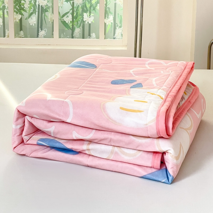 91家纺网 家纺一手货源 找家纺 悦织湾家纺 冰丝冰激凌夏被2026新款凉感丝冻冻印花冰淇淋绗绣包边夏凉被轻奢空调被     一只莲-粉