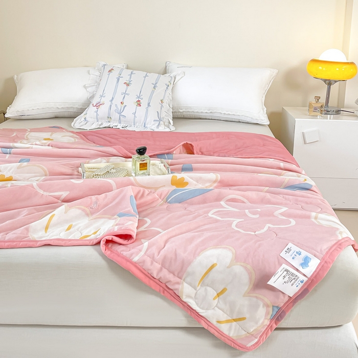 91家纺网 家纺一手货源 找家纺 悦织湾家纺 冰丝冰激凌夏被2026新款凉感丝冻冻印花冰淇淋绗绣包边夏凉被轻奢空调被     一只莲-粉