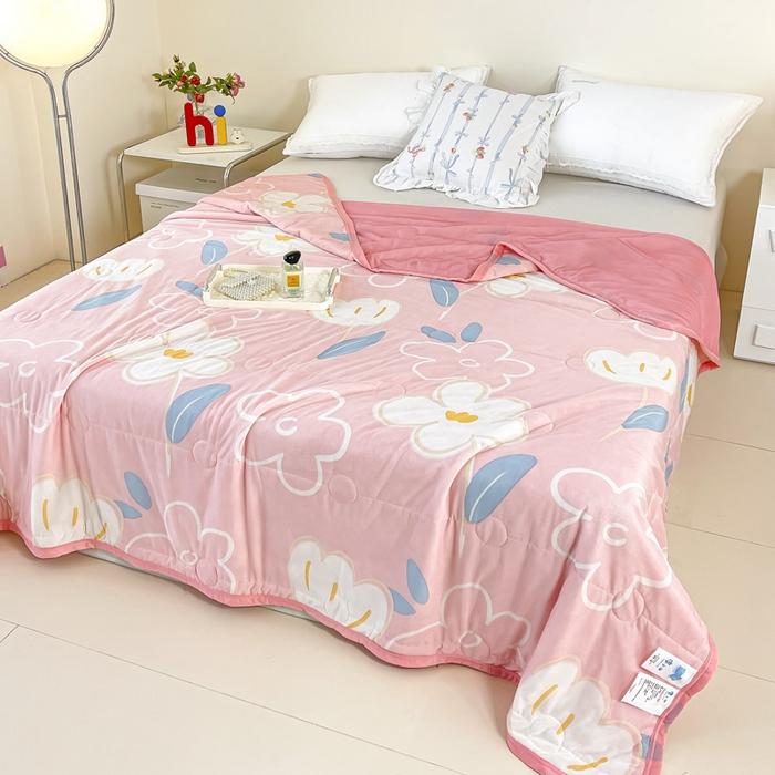 91家纺网 家纺一手货源 找家纺 悦织湾家纺 冰丝冰激凌夏被2026新款凉感丝冻冻印花冰淇淋绗绣包边夏凉被轻奢空调被     一只莲-粉