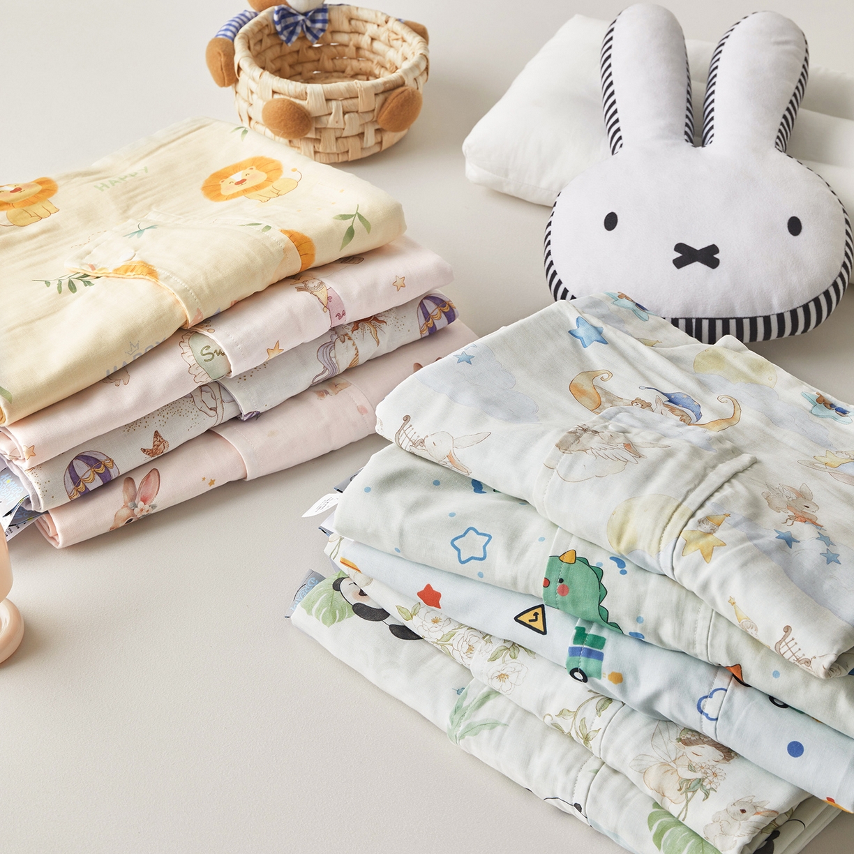 91家纺网 家纺一手货源 找家纺 （总）荷马之梦 2026新款全棉纱布印花小版盖毯山茶蚕丝儿童拥抱防踢夏被-拥抱森林