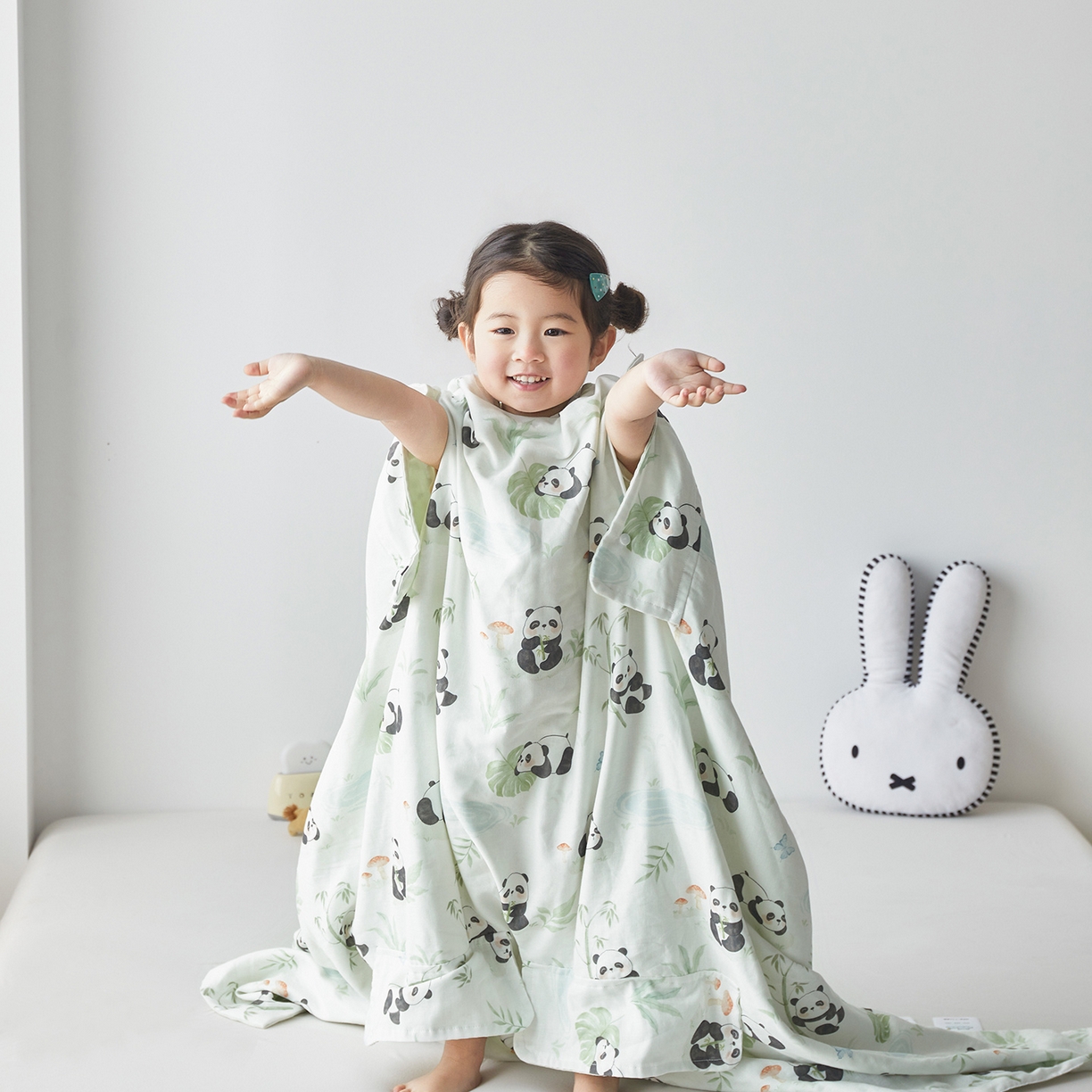 91家纺网 家纺一手货源 找家纺 荷马之梦 2026新款全棉纱布印花小版盖毯山茶蚕丝儿童拥抱防踢夏被-拥抱森林 萌趣熊猫