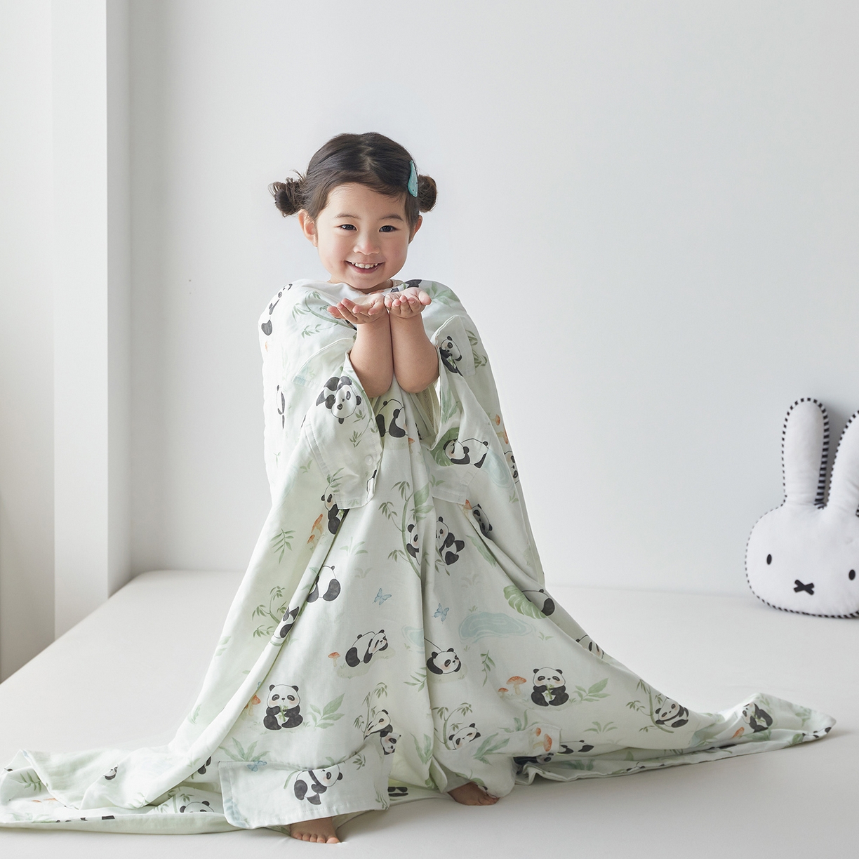 91家纺网 家纺一手货源 找家纺 荷马之梦 2026新款全棉纱布印花小版盖毯山茶蚕丝儿童拥抱防踢夏被-拥抱森林 萌趣熊猫