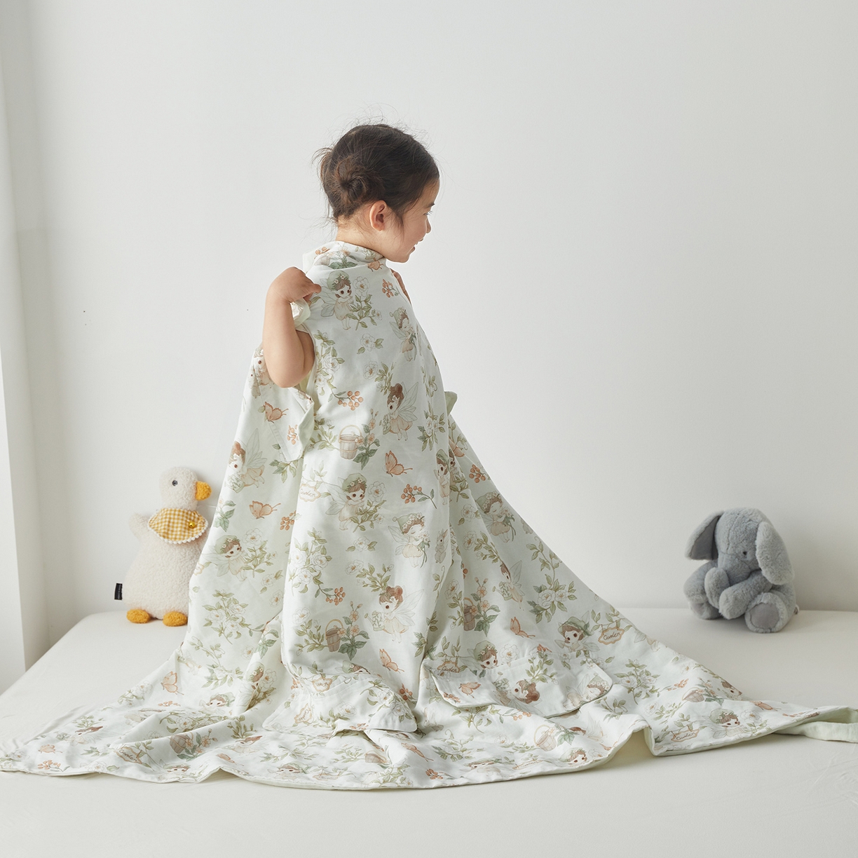 91家纺网 家纺一手货源 找家纺 荷马之梦 2026新款全棉纱布印花小版盖毯山茶蚕丝儿童拥抱防踢夏被-拥抱森林 茶园梦境