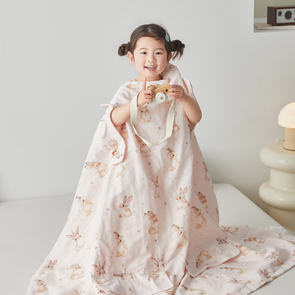 91家纺网 家纺一手货源 找家纺 荷马之梦 2026新款全棉纱布印花小版盖毯山茶蚕丝儿童拥抱防踢夏被-拥抱森林 天使小兔