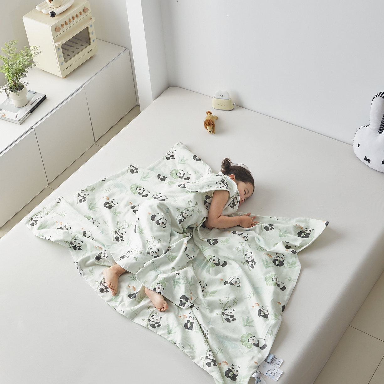 91家纺网 家纺一手货源 找家纺 荷马之梦 2026新款全棉纱布印花小版盖毯山茶蚕丝儿童拥抱防踢夏被-拥抱森林 萌趣熊猫