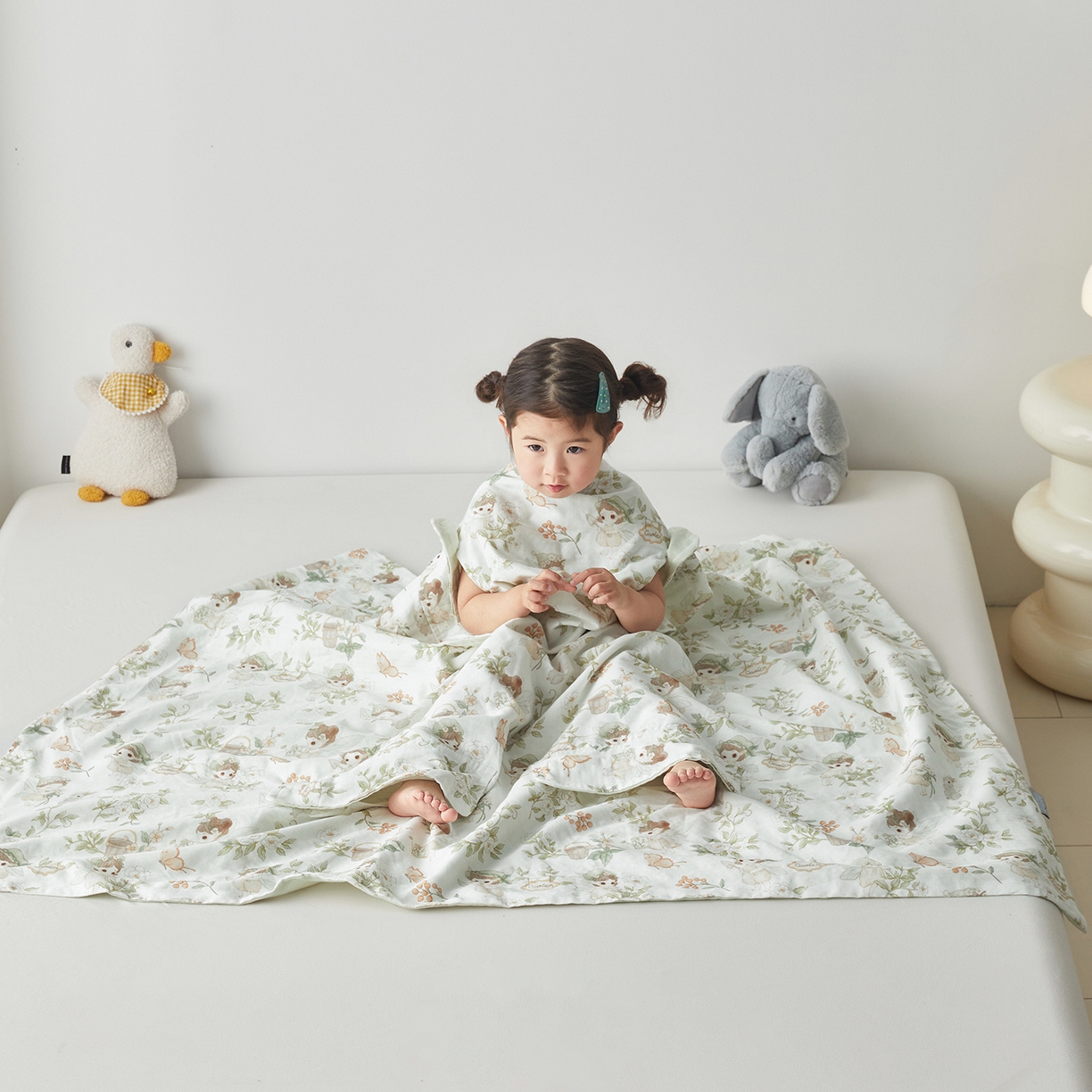 91家纺网 家纺一手货源 找家纺 荷马之梦 2026新款全棉纱布印花小版盖毯山茶蚕丝儿童拥抱防踢夏被-拥抱森林 茶园梦境