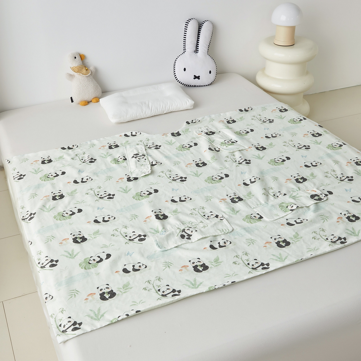 91家纺网 家纺一手货源 找家纺 荷马之梦 2026新款全棉纱布印花小版盖毯山茶蚕丝儿童拥抱防踢夏被-拥抱森林 萌趣熊猫
