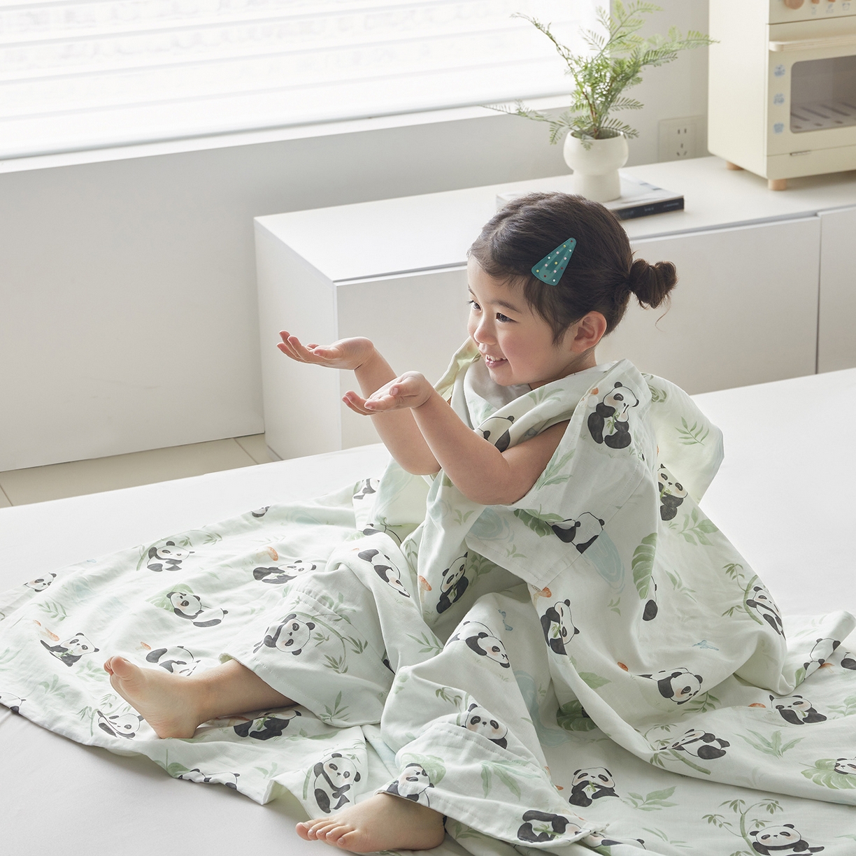 91家纺网 家纺一手货源 找家纺 荷马之梦 2026新款全棉纱布印花小版盖毯山茶蚕丝儿童拥抱防踢夏被-拥抱森林 萌趣熊猫