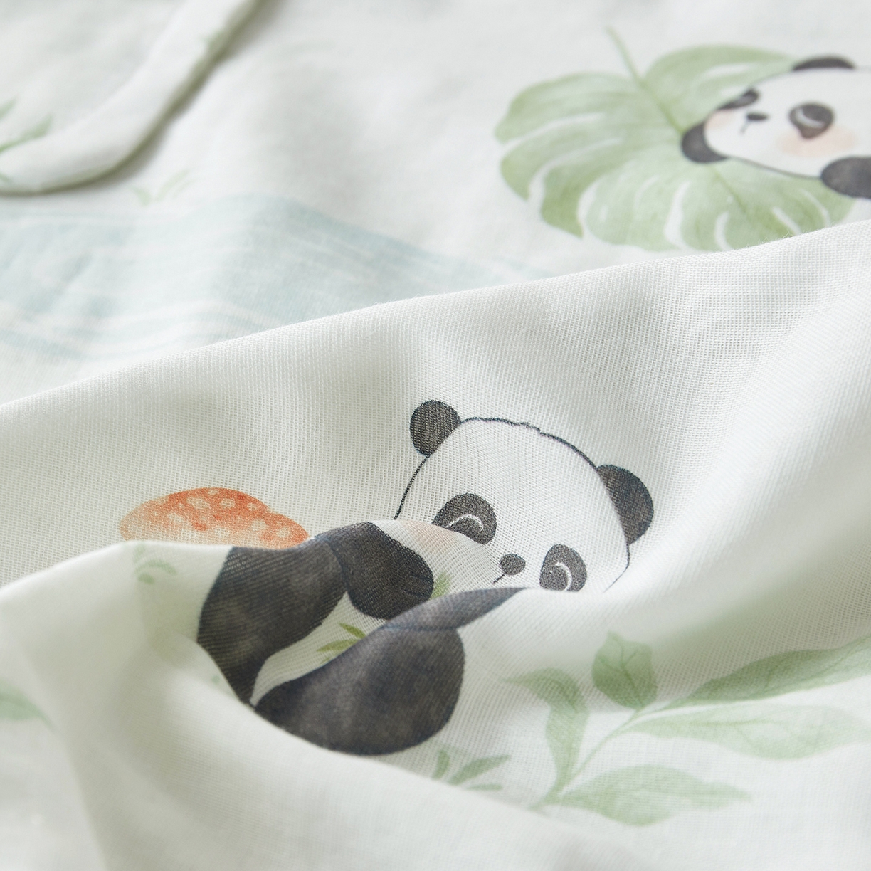 91家纺网 家纺一手货源 找家纺 荷马之梦 2026新款全棉纱布印花小版盖毯山茶蚕丝儿童拥抱防踢夏被-拥抱森林 萌趣熊猫