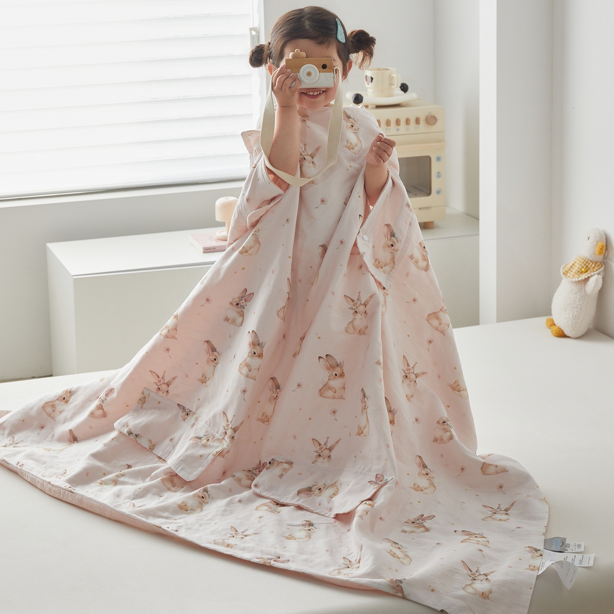 91家纺网 家纺一手货源 找家纺 荷马之梦 2026新款全棉纱布印花小版盖毯山茶蚕丝儿童拥抱防踢夏被-拥抱森林 天使小兔