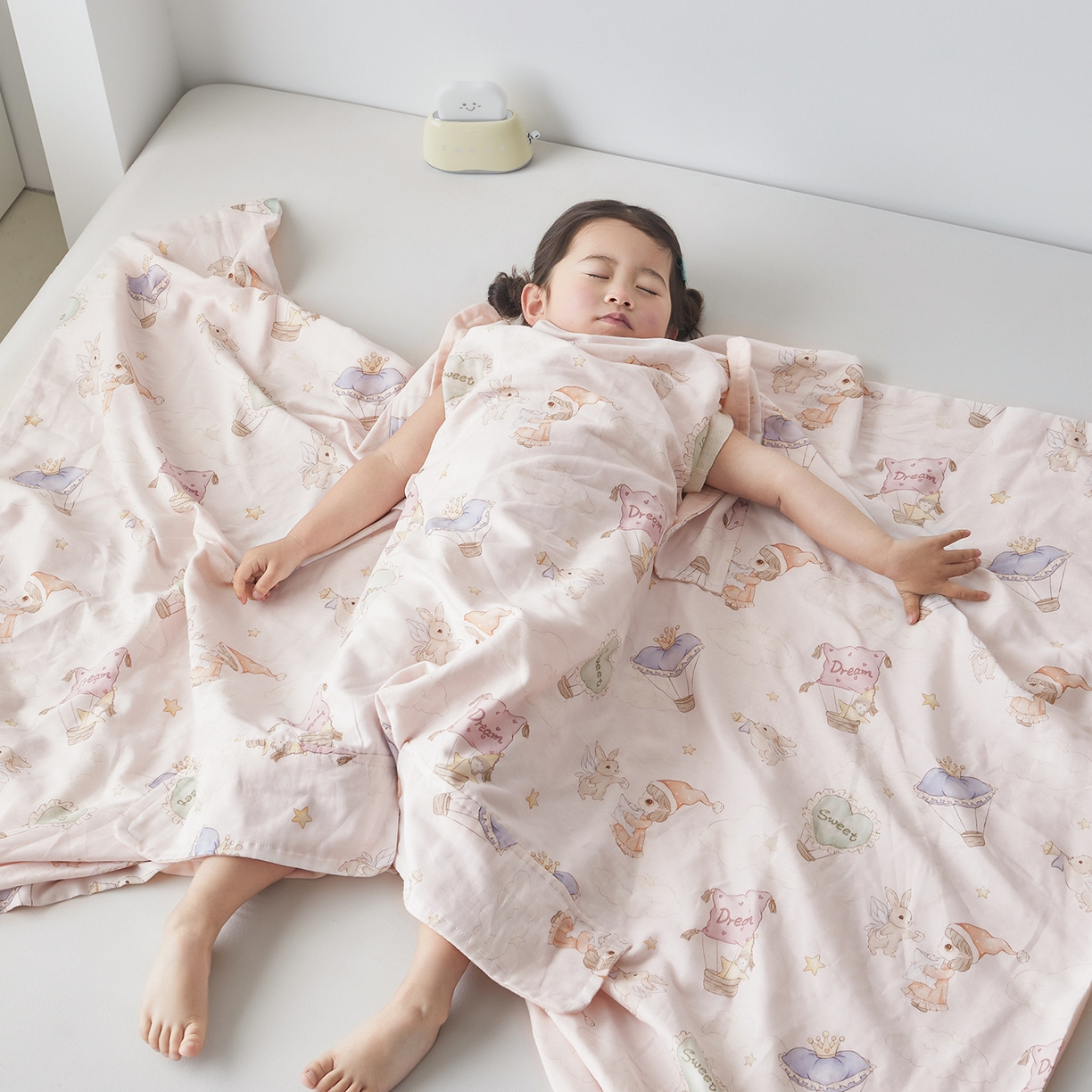 91家纺网 家纺一手货源 找家纺 荷马之梦 2026新款全棉纱布印花小版盖毯山茶蚕丝儿童拥抱防踢夏被-拥抱森林 甜屿绮梦