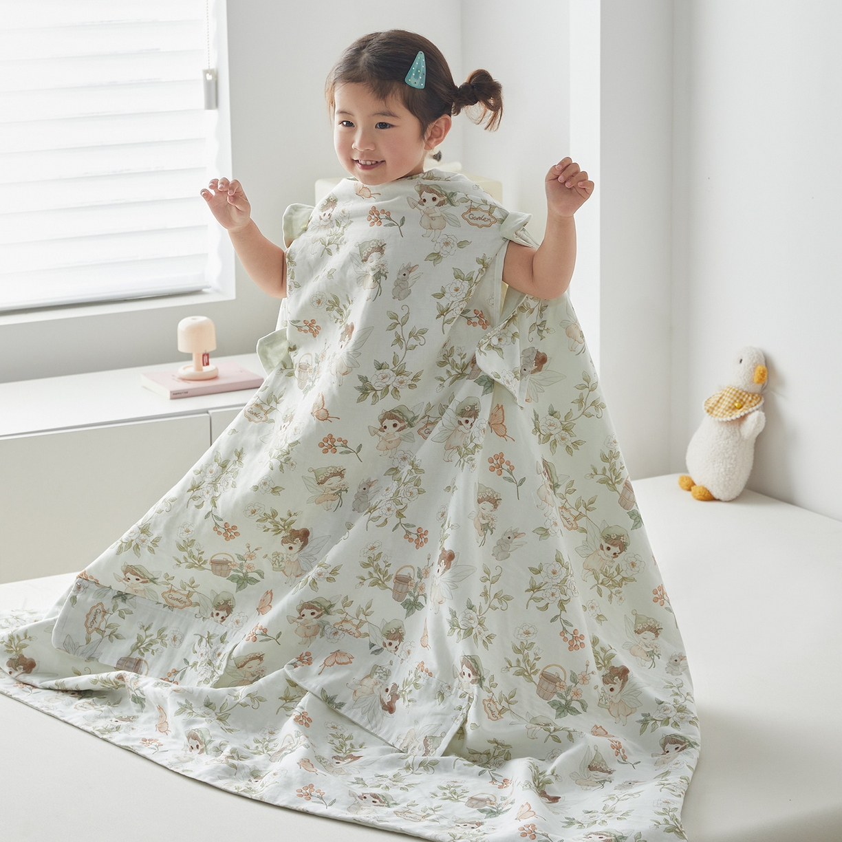 91家纺网 家纺一手货源 找家纺 荷马之梦 2026新款全棉纱布印花小版盖毯山茶蚕丝儿童拥抱防踢夏被-拥抱森林 茶园梦境