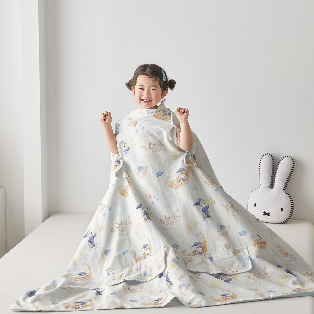 91家纺网 家纺一手货源 找家纺 荷马之梦 2026新款全棉纱布印花小版盖毯山茶蚕丝儿童拥抱防踢夏被-拥抱森林 星空游记