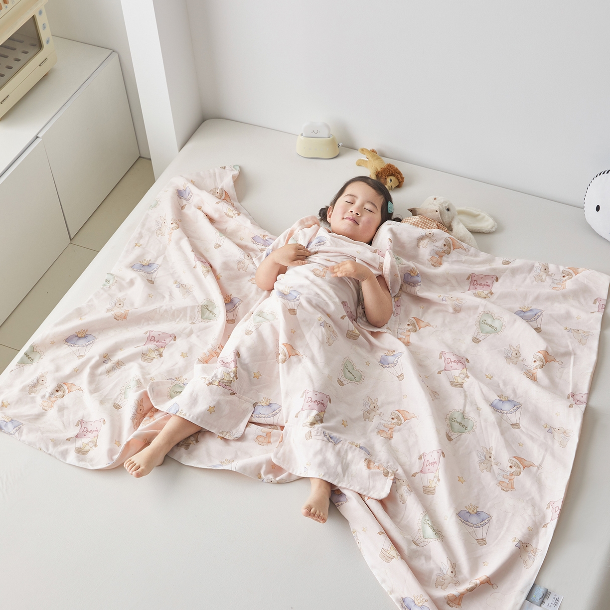 91家纺网 家纺一手货源 找家纺 荷马之梦 2026新款全棉纱布印花小版盖毯山茶蚕丝儿童拥抱防踢夏被-拥抱森林 甜屿绮梦