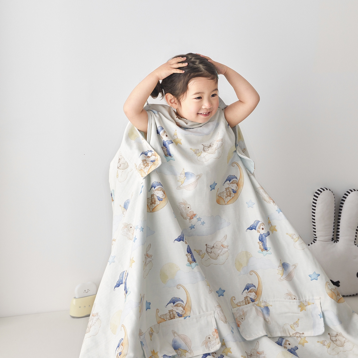 91家纺网 家纺一手货源 找家纺 荷马之梦 2026新款全棉纱布印花小版盖毯山茶蚕丝儿童拥抱防踢夏被-拥抱森林 星空游记