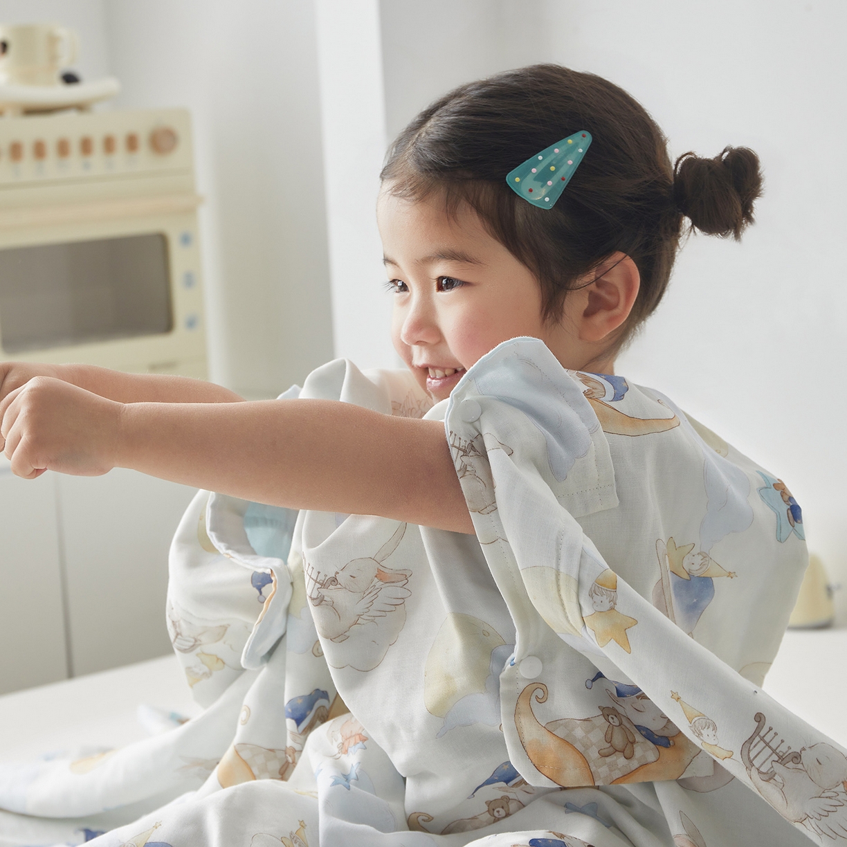 91家纺网 家纺一手货源 找家纺 荷马之梦 2026新款全棉纱布印花小版盖毯山茶蚕丝儿童拥抱防踢夏被-拥抱森林 星空游记