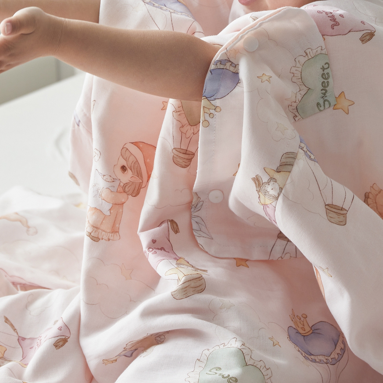 91家纺网 家纺一手货源 找家纺 荷马之梦 2026新款全棉纱布印花小版盖毯山茶蚕丝儿童拥抱防踢夏被-拥抱森林 甜屿绮梦