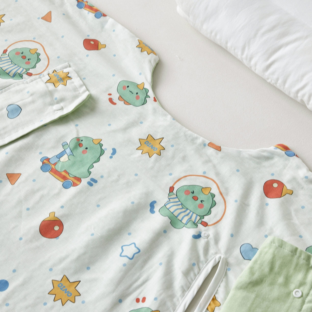 91家纺网 家纺一手货源 找家纺 荷马之梦 2026新款全棉纱布印花小版盖毯山茶蚕丝儿童拥抱防踢夏被-拥抱森林 运动恐龙