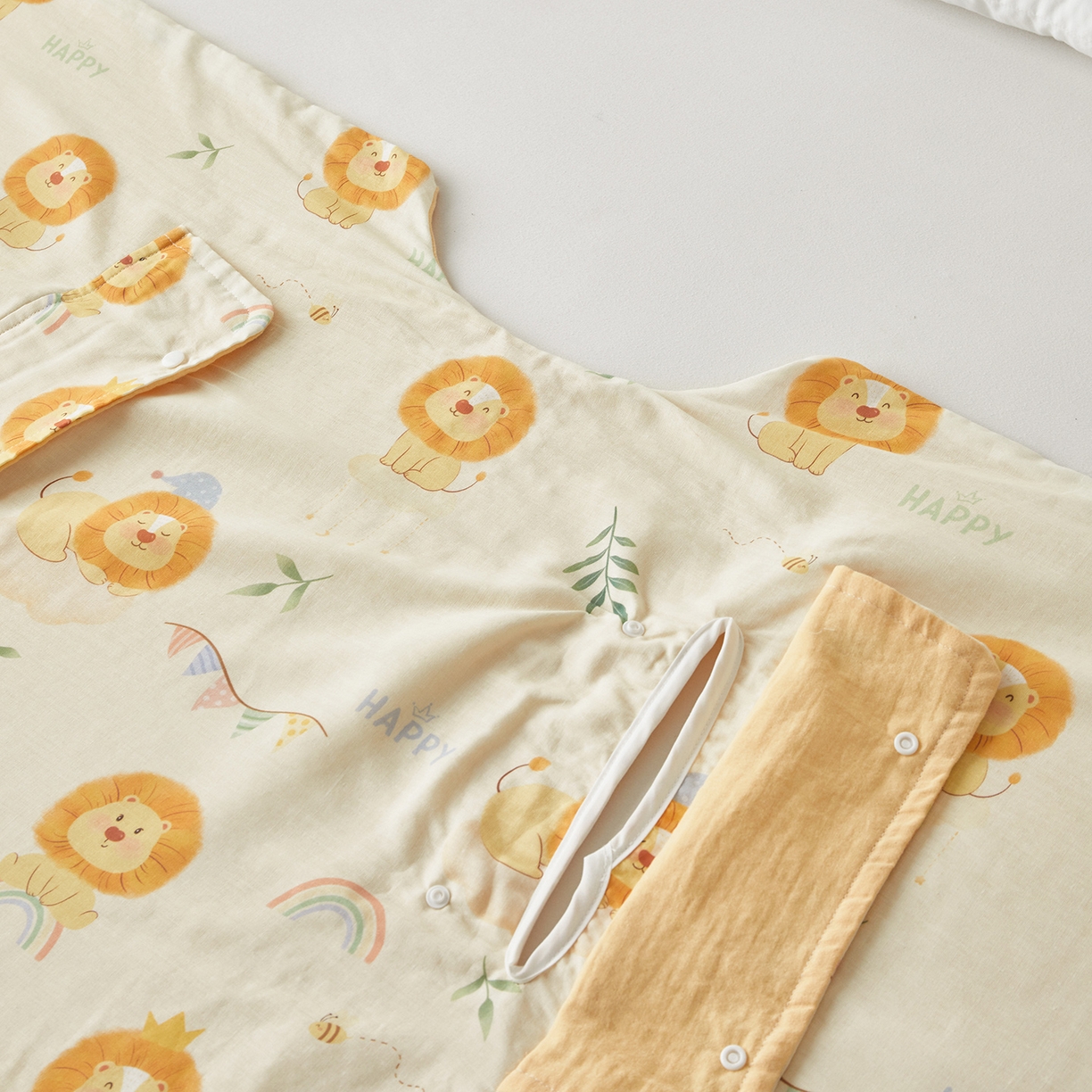 91家纺网 家纺一手货源 找家纺 荷马之梦 2026新款全棉纱布印花小版盖毯山茶蚕丝儿童拥抱防踢夏被-拥抱森林 萌狮派对