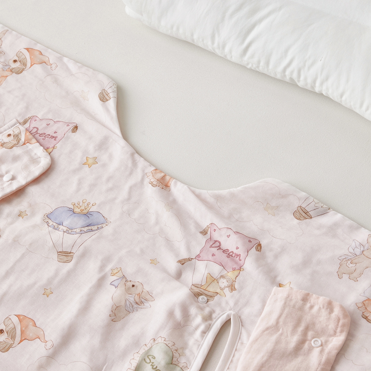 91家纺网 家纺一手货源 找家纺 荷马之梦 2026新款全棉纱布印花小版盖毯山茶蚕丝儿童拥抱防踢夏被-拥抱森林 甜屿绮梦