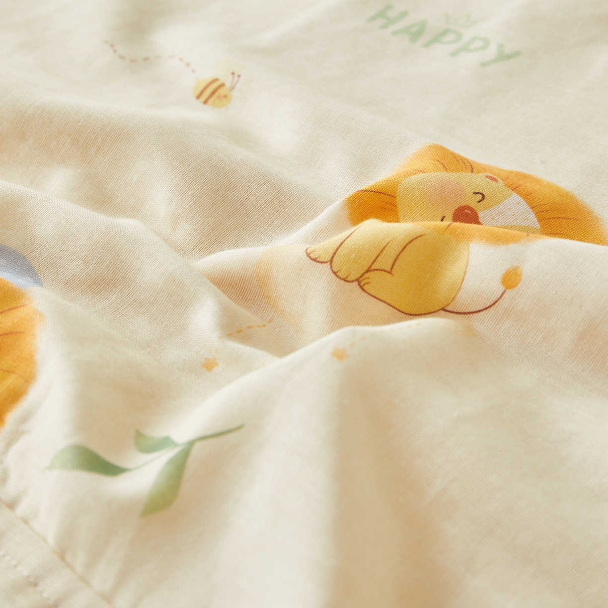 91家纺网 家纺一手货源 找家纺 荷马之梦 2026新款全棉纱布印花小版盖毯山茶蚕丝儿童拥抱防踢夏被-拥抱森林 萌狮派对