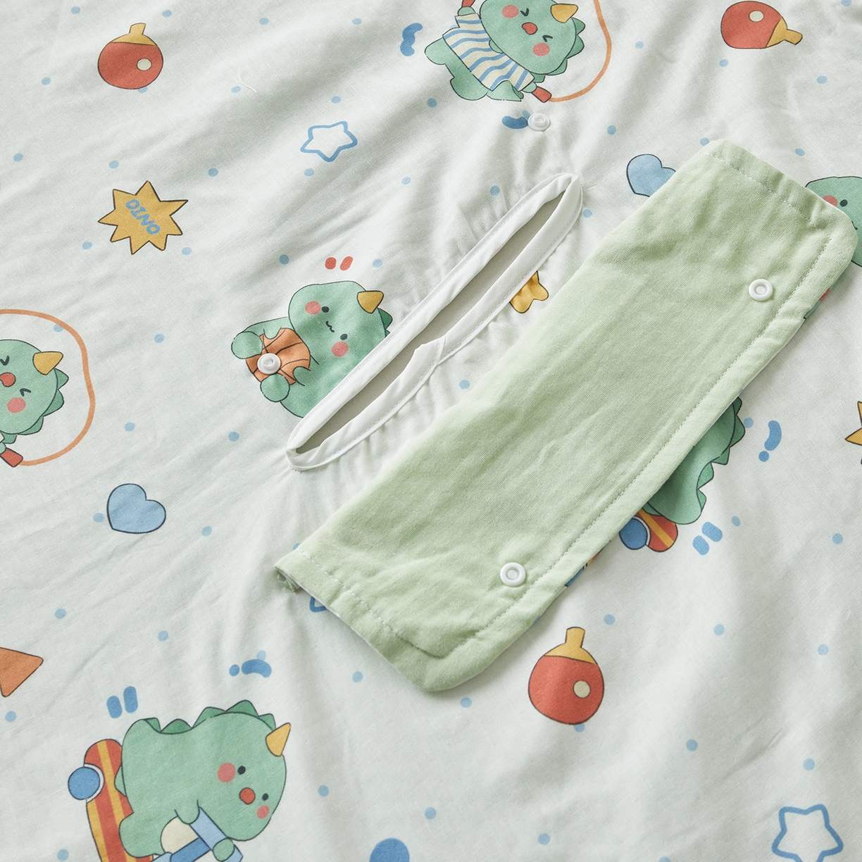 91家纺网 家纺一手货源 找家纺 荷马之梦 2026新款全棉纱布印花小版盖毯山茶蚕丝儿童拥抱防踢夏被-拥抱森林 运动恐龙