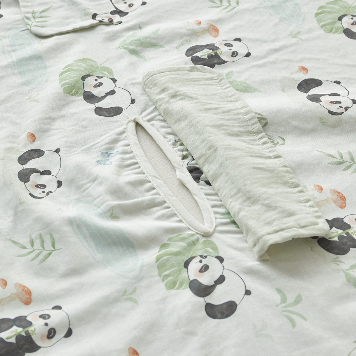 91家纺网 家纺一手货源 找家纺 荷马之梦 2026新款全棉纱布印花小版盖毯山茶蚕丝儿童拥抱防踢夏被-拥抱森林 萌趣熊猫