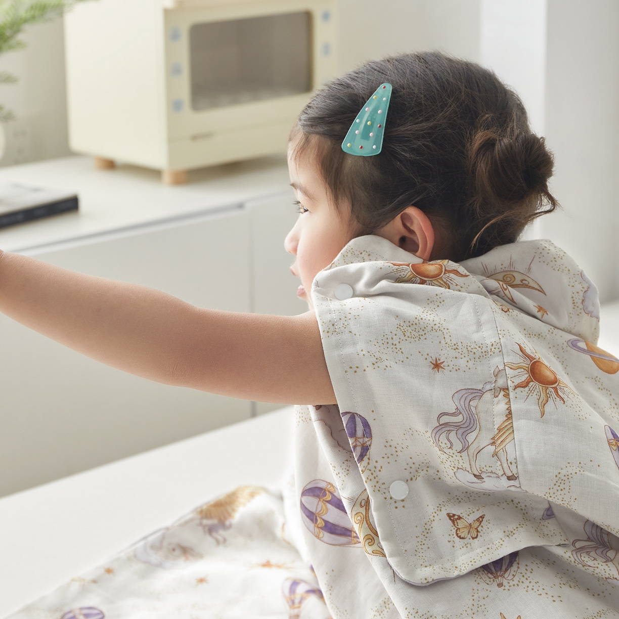 91家纺网 家纺一手货源 找家纺 荷马之梦 2026新款全棉纱布印花小版盖毯山茶蚕丝儿童拥抱防踢夏被-拥抱森林 天马逐风