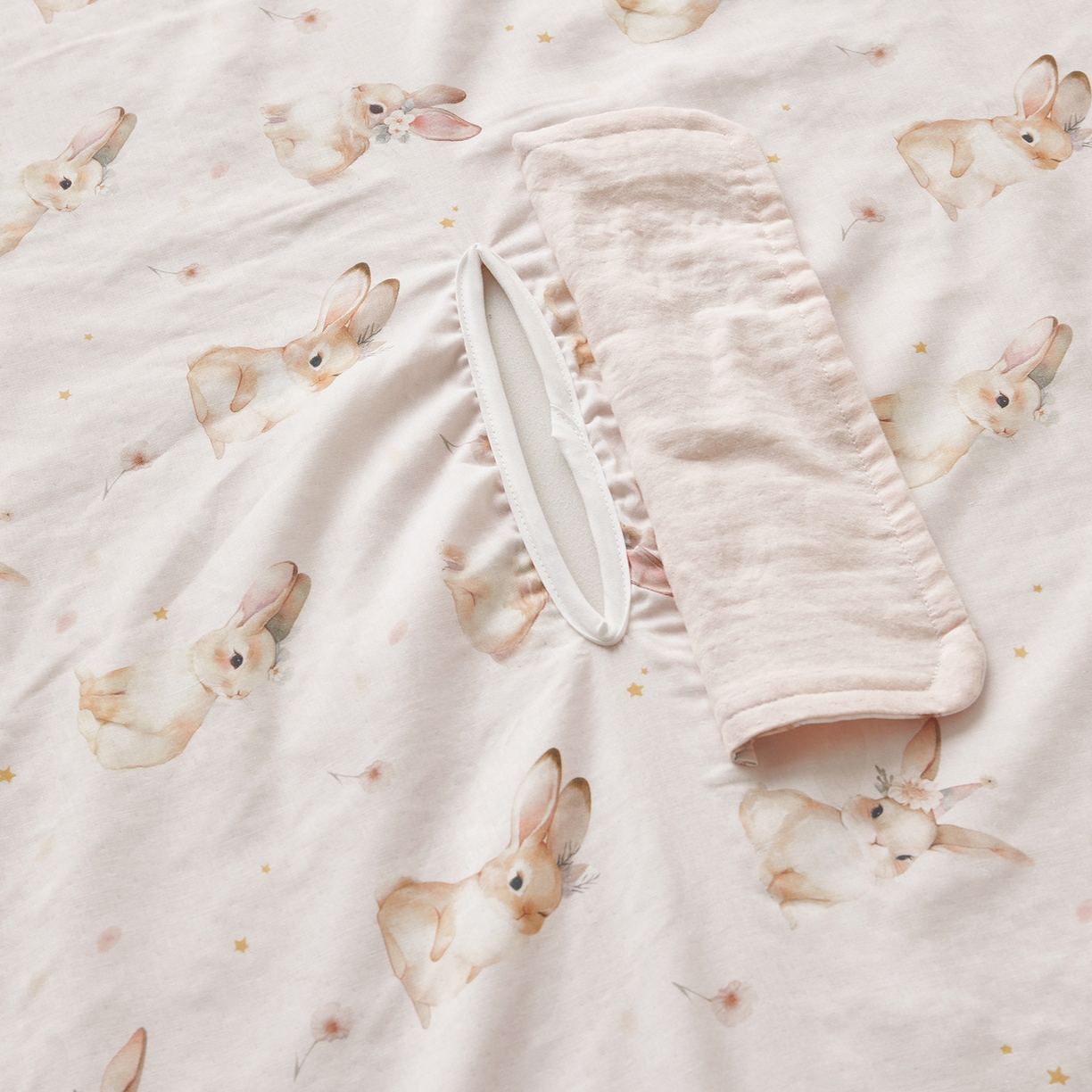 91家纺网 家纺一手货源 找家纺 荷马之梦 2026新款全棉纱布印花小版盖毯山茶蚕丝儿童拥抱防踢夏被-拥抱森林 天使小兔