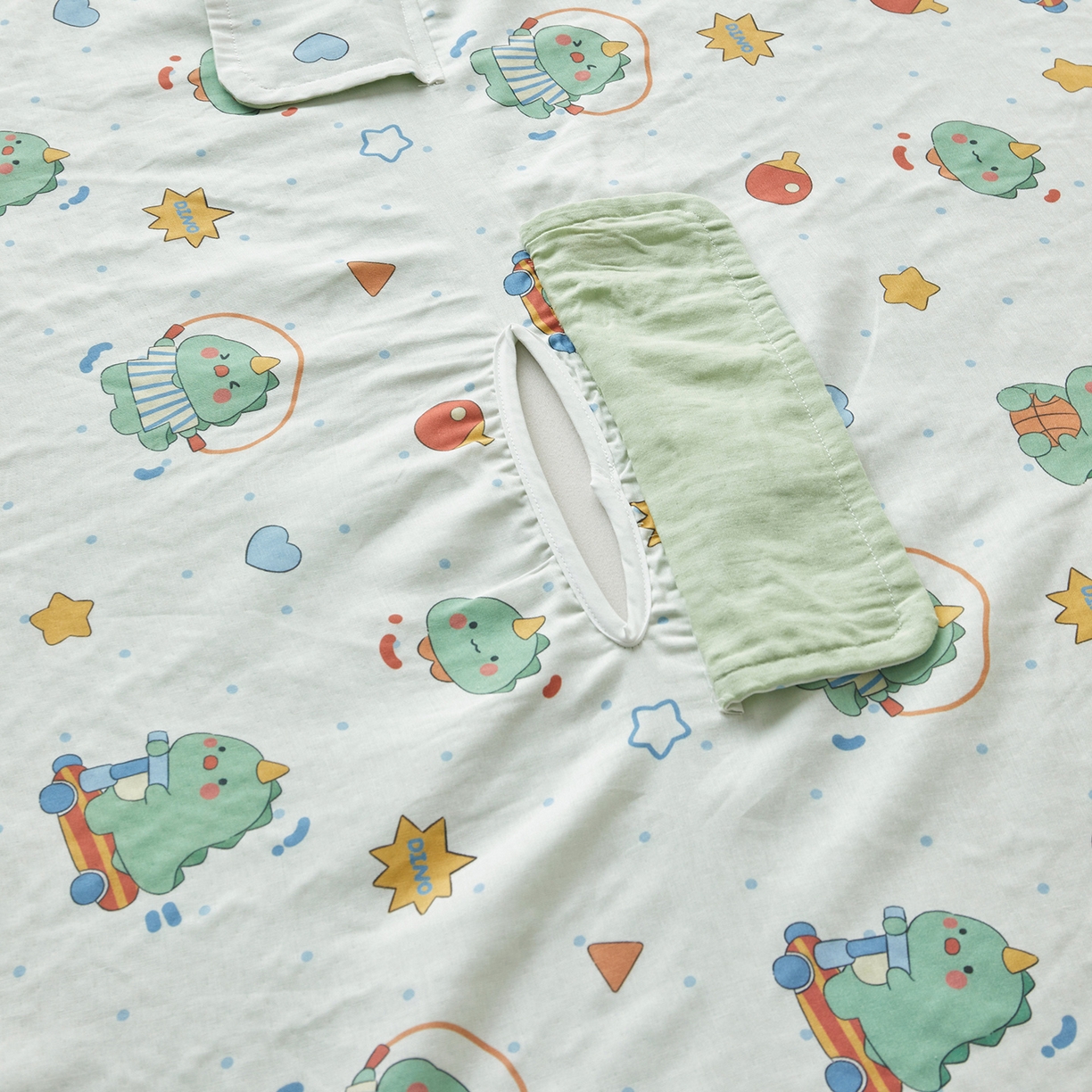 91家纺网 家纺一手货源 找家纺 荷马之梦 2026新款全棉纱布印花小版盖毯山茶蚕丝儿童拥抱防踢夏被-拥抱森林 运动恐龙