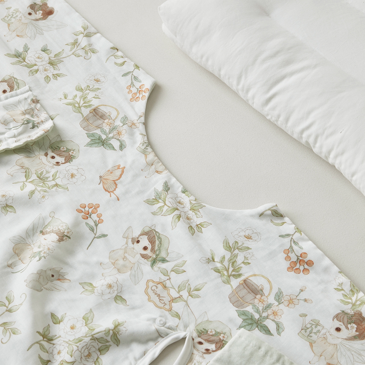 91家纺网 家纺一手货源 找家纺 荷马之梦 2026新款全棉纱布印花小版盖毯山茶蚕丝儿童拥抱防踢夏被-拥抱森林 茶园梦境