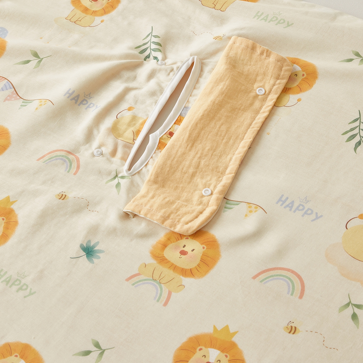 91家纺网 家纺一手货源 找家纺 荷马之梦 2026新款全棉纱布印花小版盖毯山茶蚕丝儿童拥抱防踢夏被-拥抱森林 萌狮派对