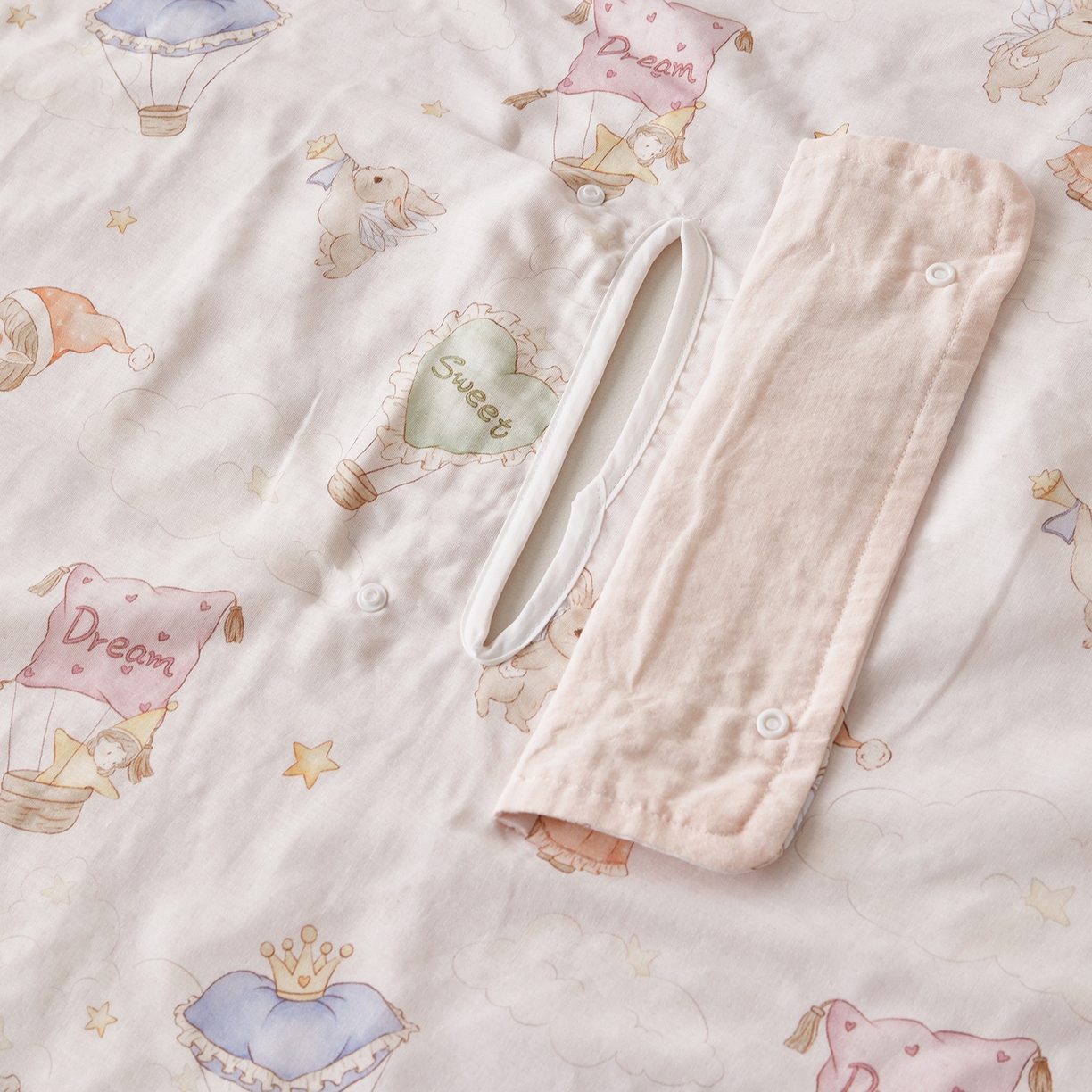 91家纺网 家纺一手货源 找家纺 荷马之梦 2026新款全棉纱布印花小版盖毯山茶蚕丝儿童拥抱防踢夏被-拥抱森林 甜屿绮梦