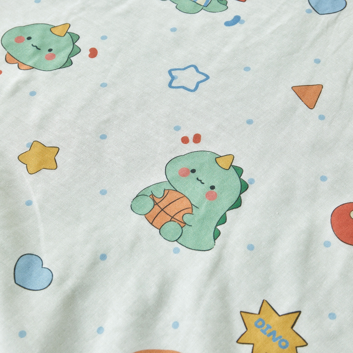 91家纺网 家纺一手货源 找家纺 荷马之梦 2026新款全棉纱布印花小版盖毯山茶蚕丝儿童拥抱防踢夏被-拥抱森林 运动恐龙