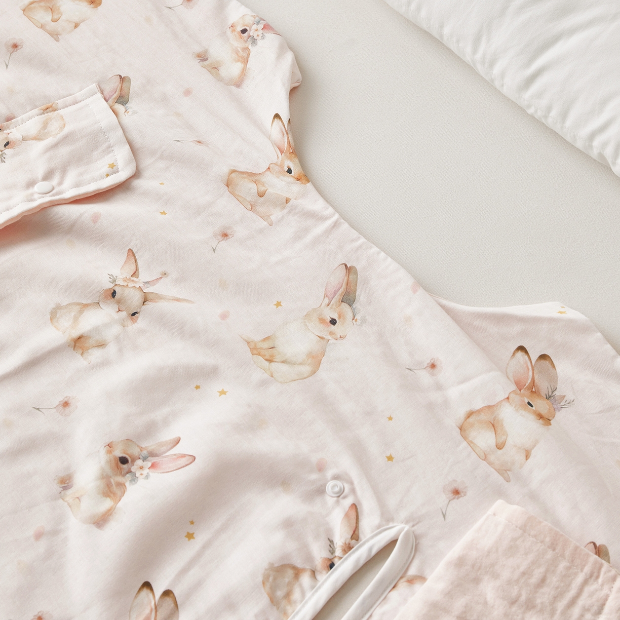 91家纺网 家纺一手货源 找家纺 荷马之梦 2026新款全棉纱布印花小版盖毯山茶蚕丝儿童拥抱防踢夏被-拥抱森林 天使小兔