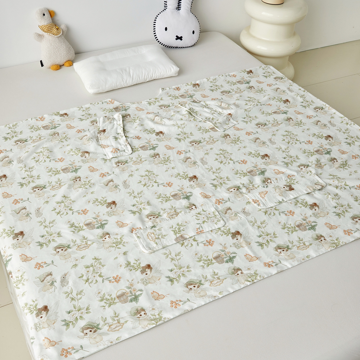 91家纺网 家纺一手货源 找家纺 荷马之梦 2026新款全棉纱布印花小版盖毯山茶蚕丝儿童拥抱防踢夏被-拥抱森林 茶园梦境