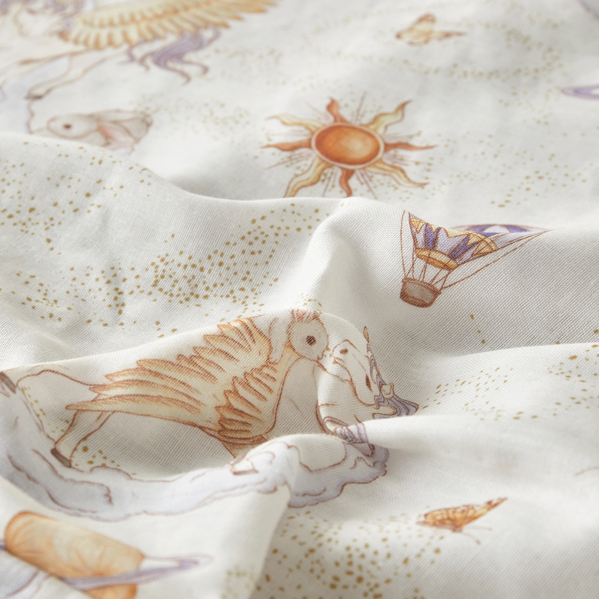 91家纺网 家纺一手货源 找家纺 荷马之梦 2026新款全棉纱布印花小版盖毯山茶蚕丝儿童拥抱防踢夏被-拥抱森林 天马逐风