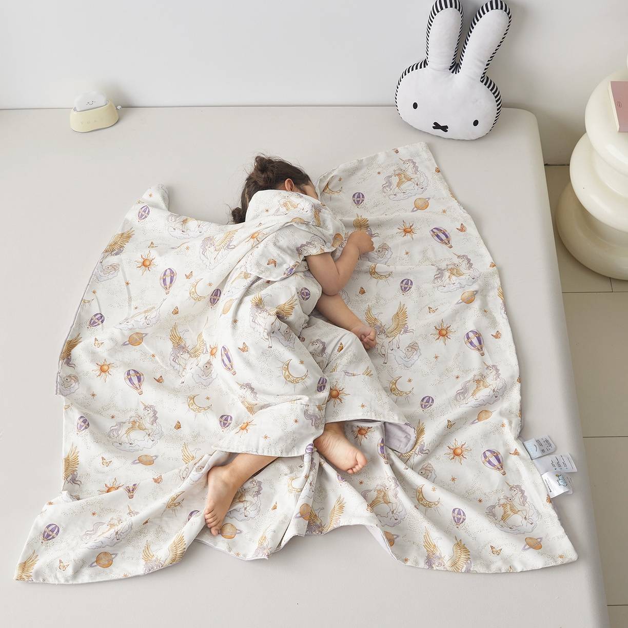 91家纺网 家纺一手货源 找家纺 荷马之梦 2026新款全棉纱布印花小版盖毯山茶蚕丝儿童拥抱防踢夏被-拥抱森林 天马逐风