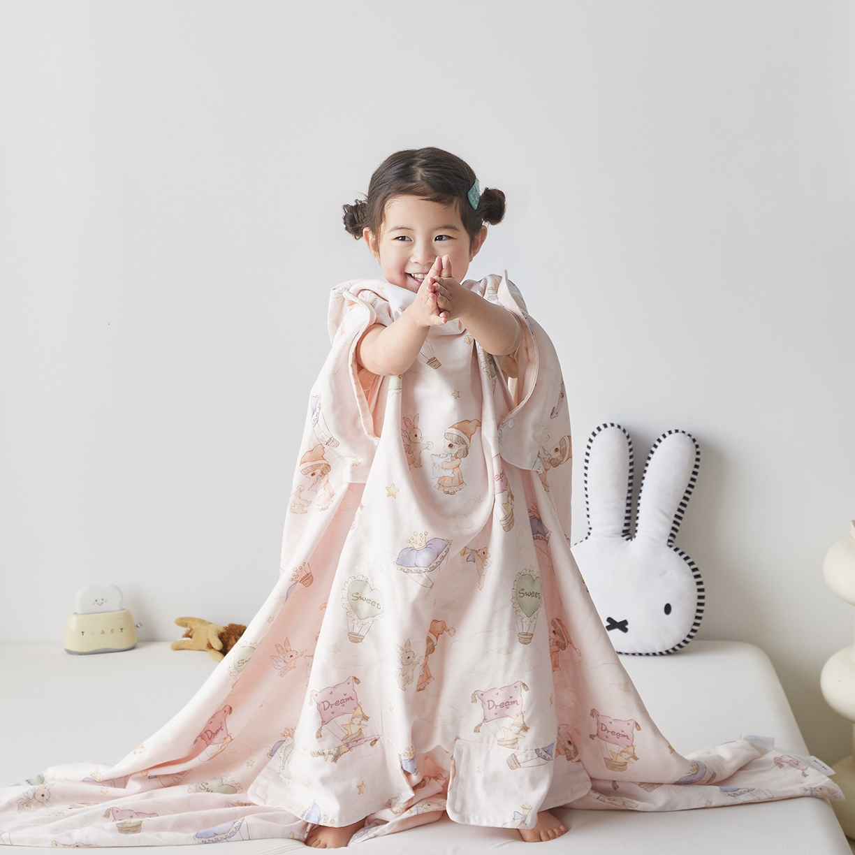 91家纺网 家纺一手货源 找家纺 荷马之梦 2026新款全棉纱布印花小版盖毯山茶蚕丝儿童拥抱防踢夏被-拥抱森林 甜屿绮梦