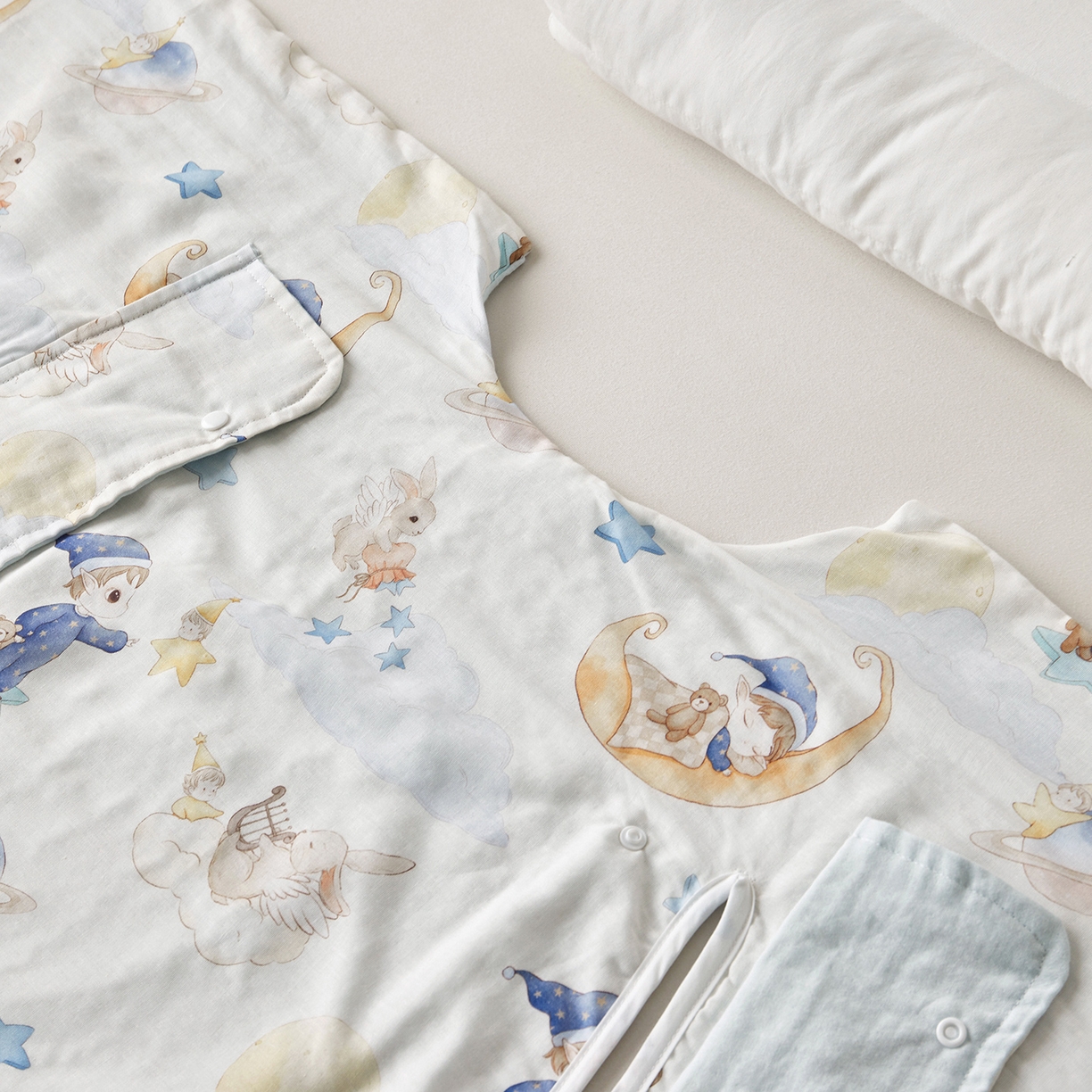 91家纺网 家纺一手货源 找家纺 荷马之梦 2026新款全棉纱布印花小版盖毯山茶蚕丝儿童拥抱防踢夏被-拥抱森林 星空游记