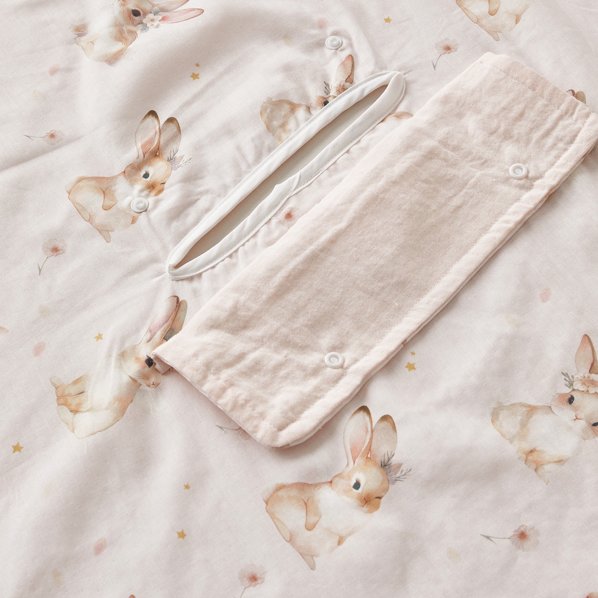 91家纺网 家纺一手货源 找家纺 荷马之梦 2026新款全棉纱布印花小版盖毯山茶蚕丝儿童拥抱防踢夏被-拥抱森林 天使小兔