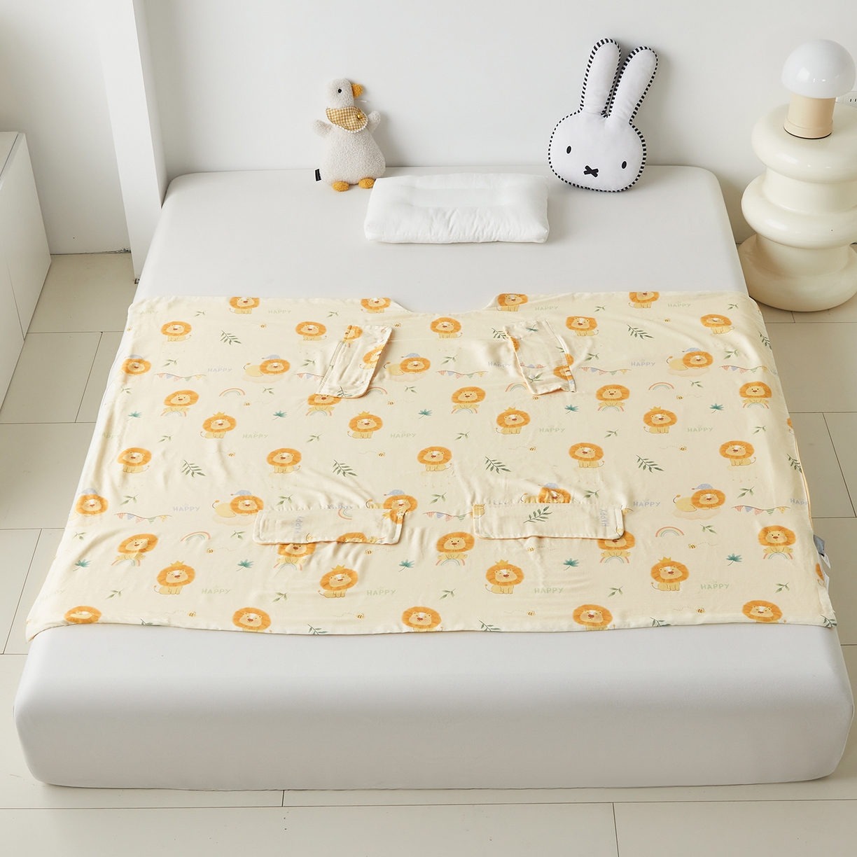 91家纺网 家纺一手货源 找家纺 荷马之梦 2026新款全棉纱布印花小版盖毯山茶蚕丝儿童拥抱防踢夏被-拥抱森林 萌狮派对