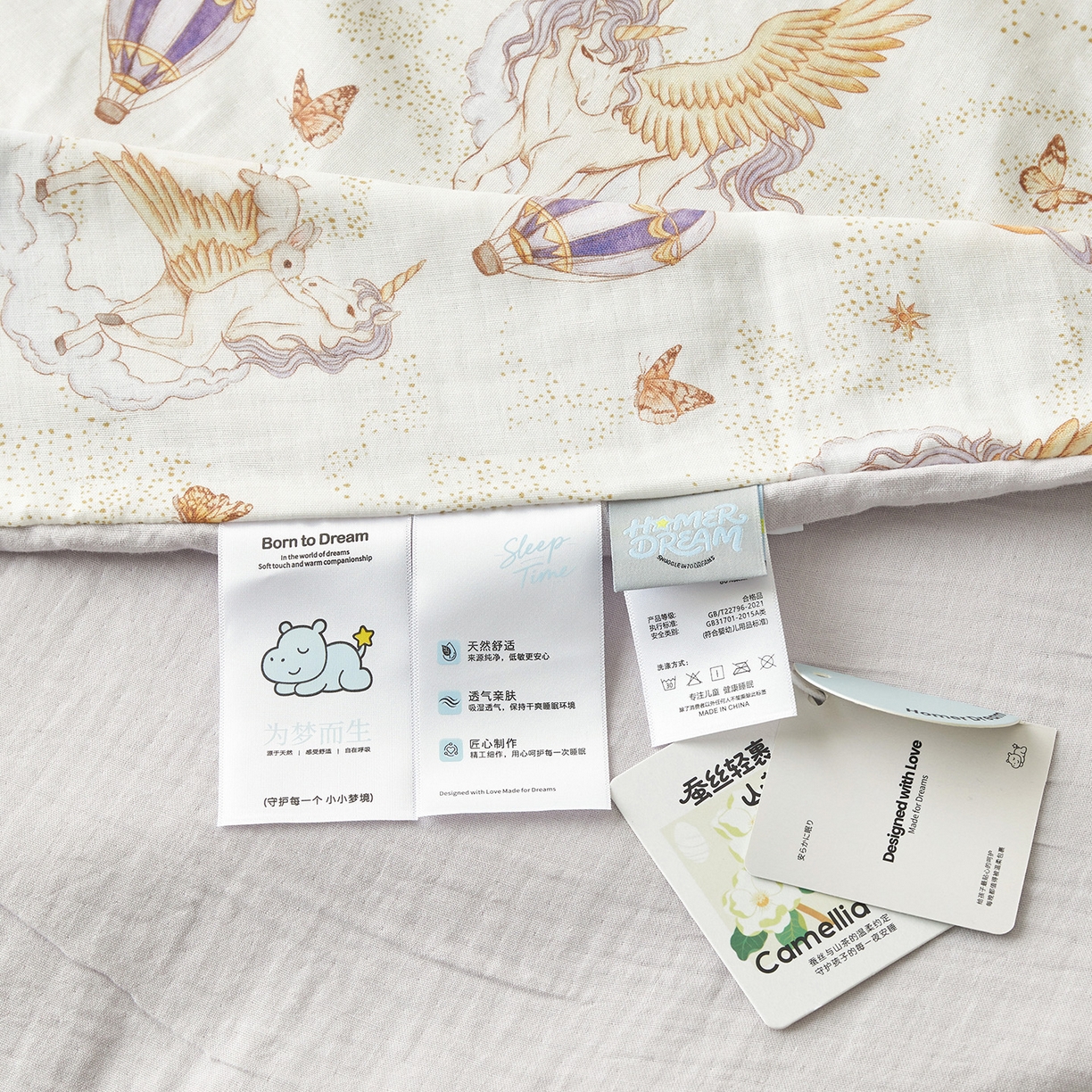 91家纺网 家纺一手货源 找家纺 荷马之梦 2026新款全棉纱布印花小版盖毯山茶蚕丝儿童拥抱防踢夏被-拥抱森林 天马逐风