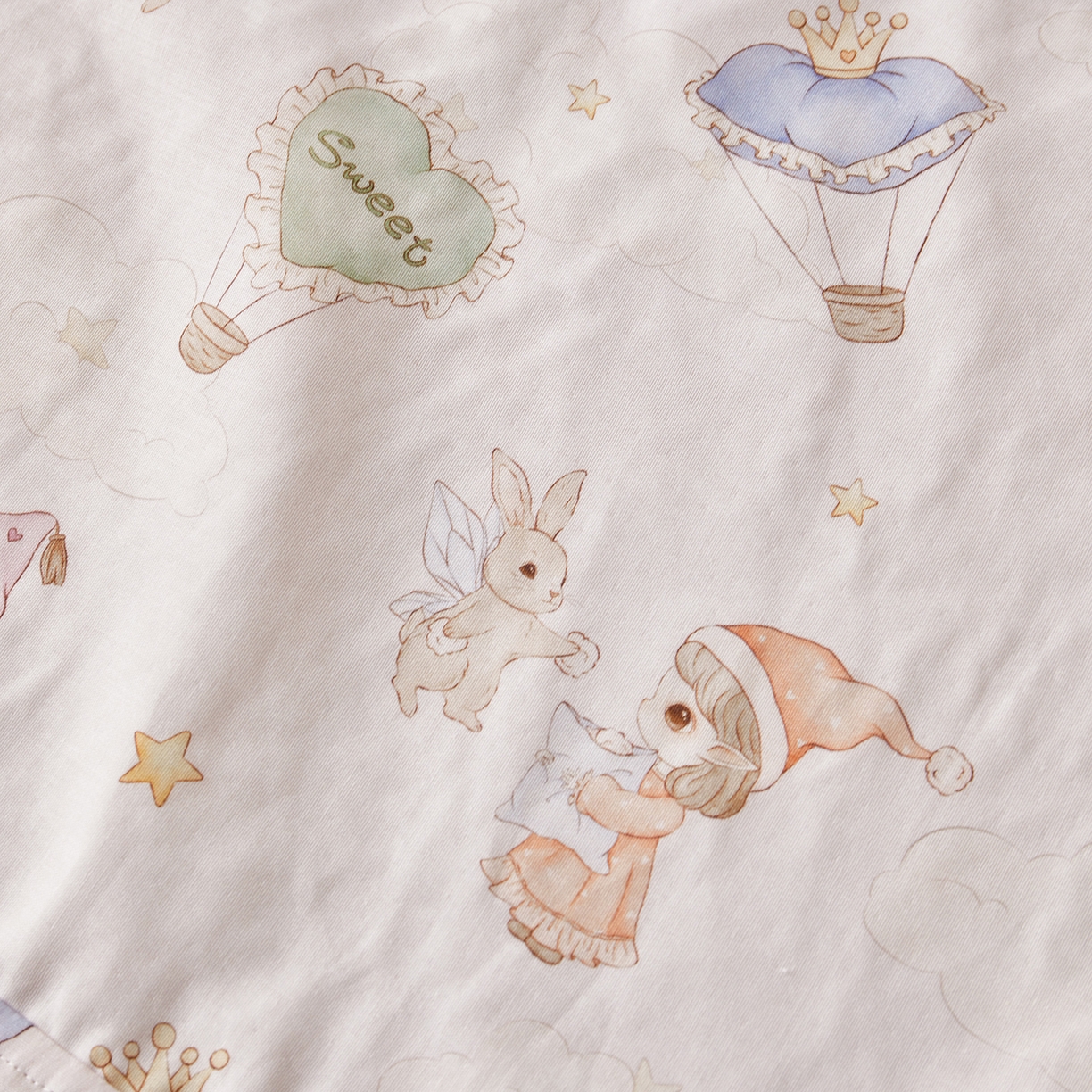 91家纺网 家纺一手货源 找家纺 荷马之梦 2026新款全棉纱布印花小版盖毯山茶蚕丝儿童拥抱防踢夏被-拥抱森林 甜屿绮梦