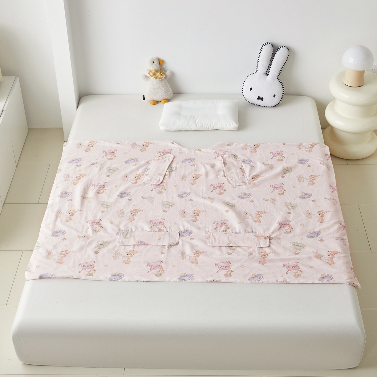 91家纺网 家纺一手货源 找家纺 荷马之梦 2026新款全棉纱布印花小版盖毯山茶蚕丝儿童拥抱防踢夏被-拥抱森林 甜屿绮梦