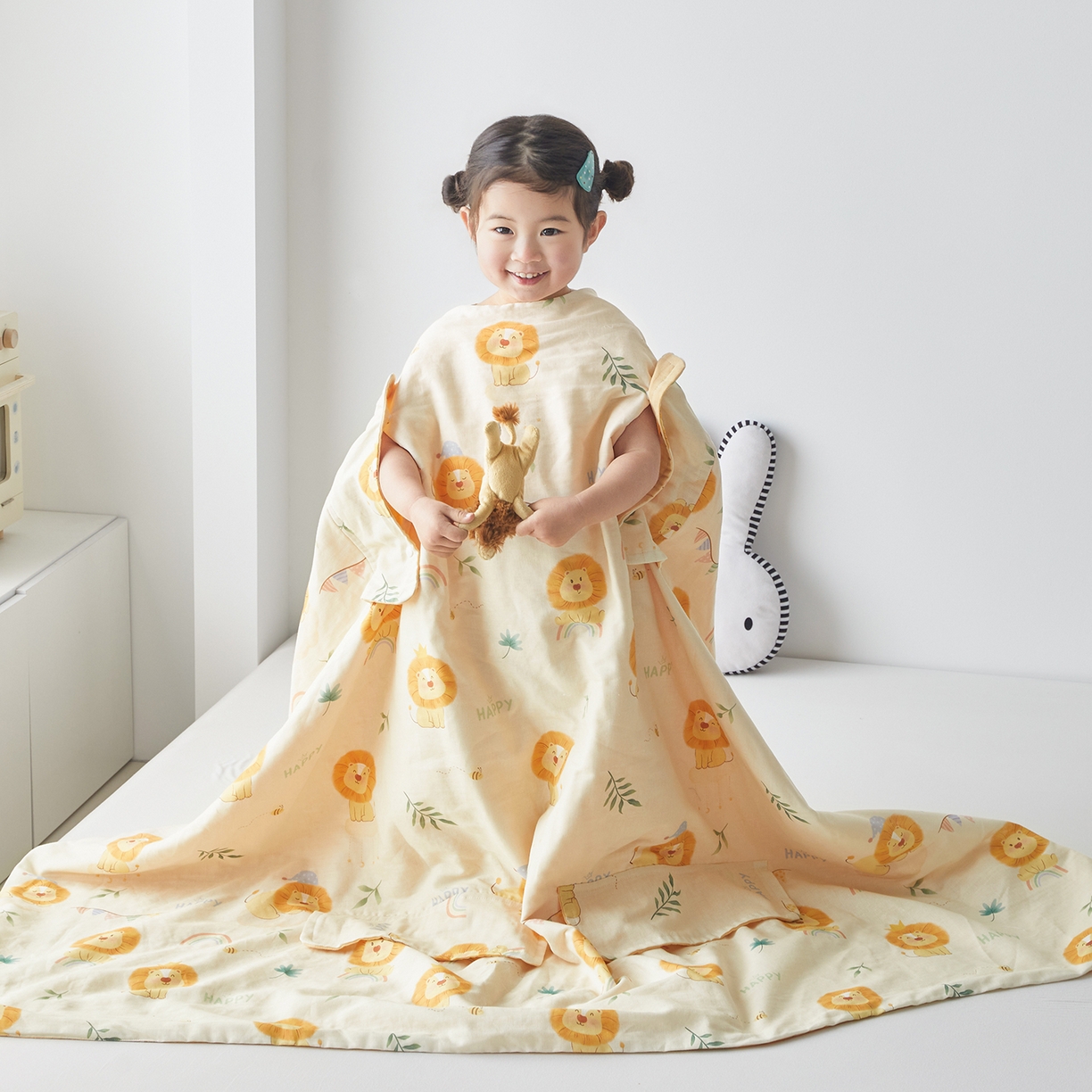 91家纺网 家纺一手货源 找家纺 荷马之梦 2026新款全棉纱布印花小版盖毯山茶蚕丝儿童拥抱防踢夏被-拥抱森林 萌狮派对